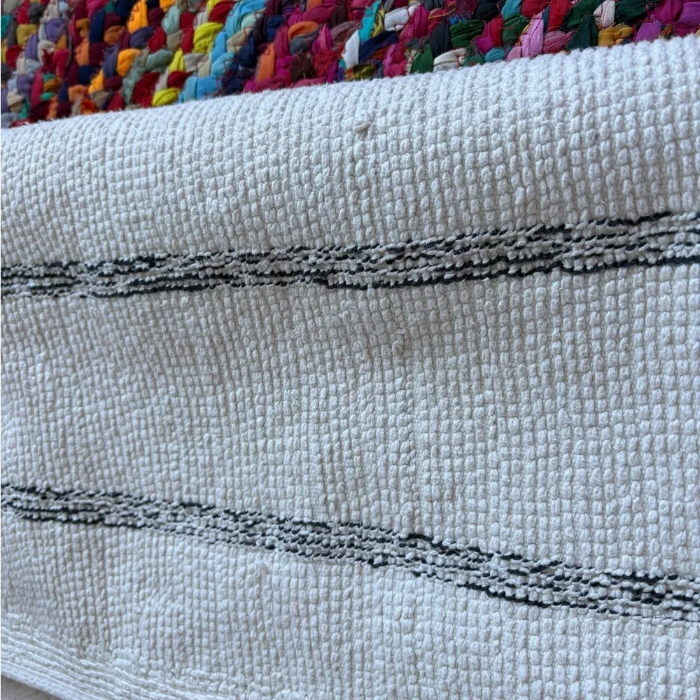 BLACK AND WHITE BATHROOM RUG